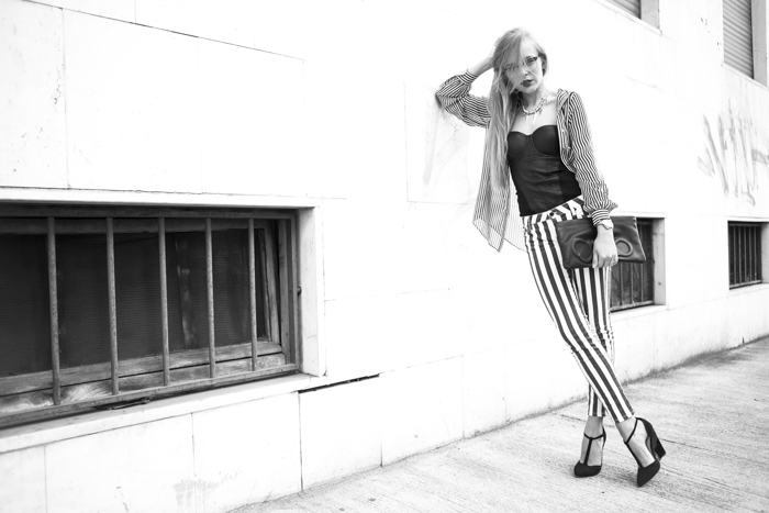 thecablook fashion blog darya kamalova street style guess stripes trend 2013 ss black and white hm necklace vlieger&vandam clutch black leather asos wedgesgiant vintage glasses-20