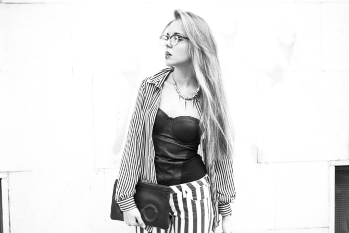 thecablook fashion blog darya kamalova street style guess stripes trend 2013 ss black and white hm necklace vlieger&vandam clutch black leather asos wedgesgiant vintage glasses-4