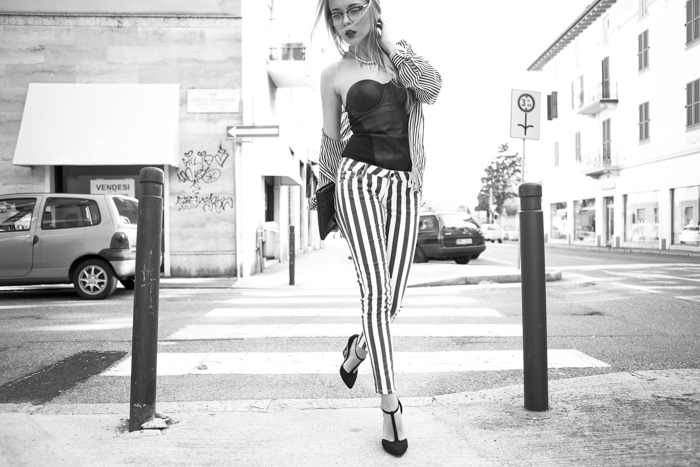 thecablook fashion blog darya kamalova street style guess stripes trend 2013 ss black and white hm necklace vlieger&vandam clutch black leather asos wedgesgiant vintage glasses-42