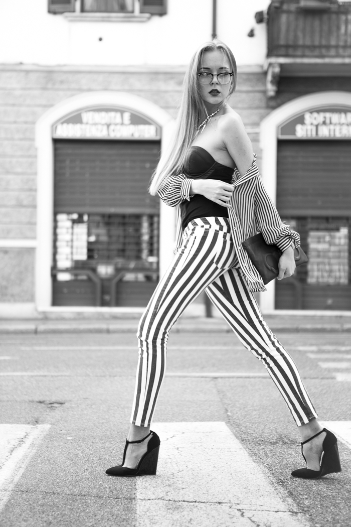 thecablook fashion blog darya kamalova street style guess stripes trend 2013 ss black and white hm necklace vlieger&vandam clutch black leather asos wedgesgiant vintage glasses-43