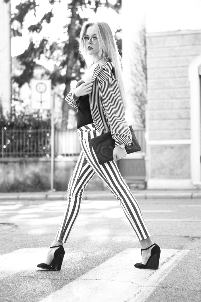 thecablook fashion blog darya kamalova street style guess stripes trend 2013 ss black and white hm necklace vlieger&vandam clutch black leather asos wedgesgiant vintage glasses-48