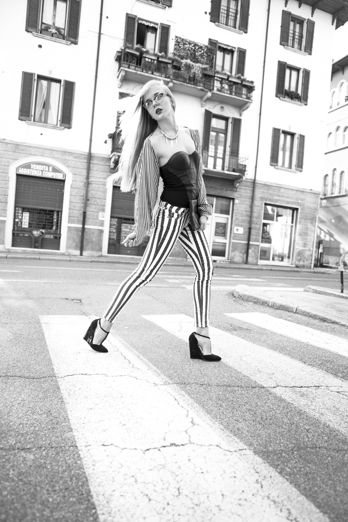 thecablook fashion blog darya kamalova street style guess stripes trend 2013 ss black and white hm necklace vlieger&vandam clutch black leather asos wedgesgiant vintage glasses-50