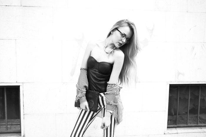 thecablook fashion blog darya kamalova street style guess stripes trend 2013 ss black and white hm necklace vlieger&vandam clutch black leather asos wedgesgiant vintage glasses-7