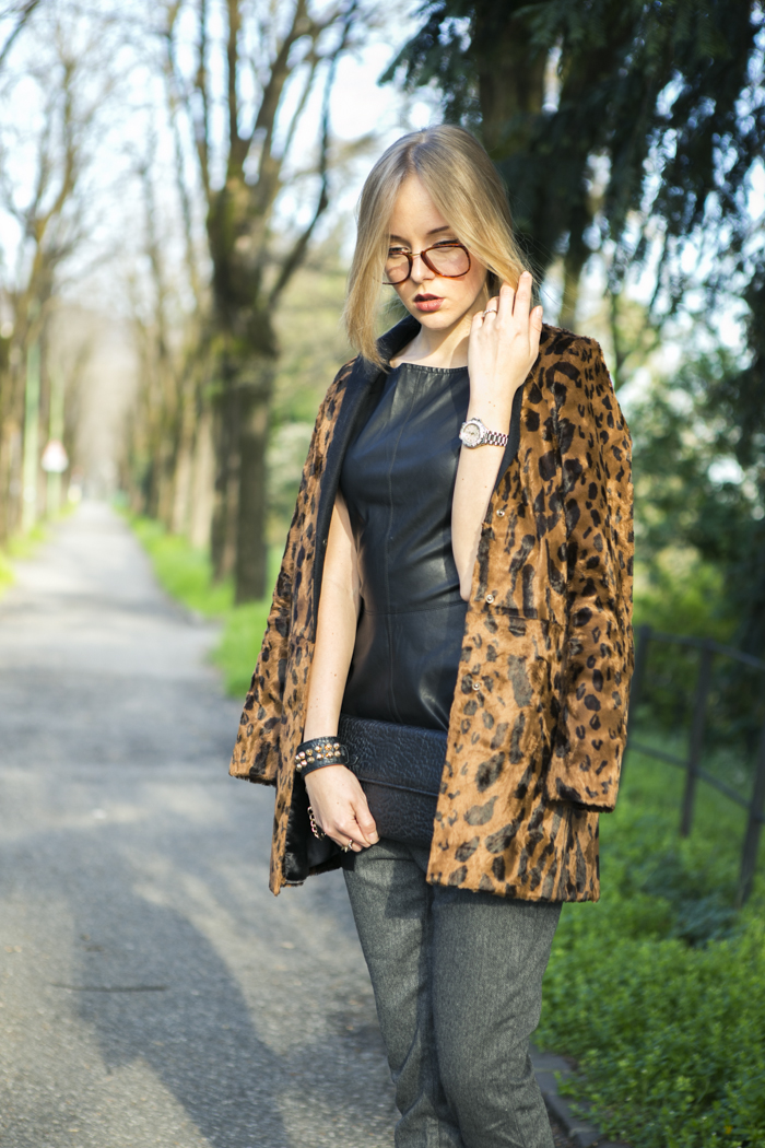 thecablook fashion blog darya kamalova street style vj style leather peplum top peg trousers kandee shoes leopard heels lulus black clutch forever 21 ring spikes giant vintage glasses-37