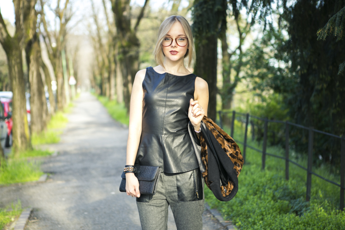 thecablook fashion blog darya kamalova street style vj style leather peplum top peg trousers kandee shoes leopard heels lulus black clutch forever 21 ring spikes giant vintage glasses-49