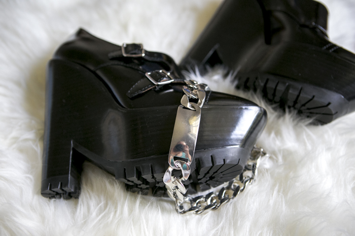 thecablook fashion blog darya kamalova street fashion burberry prosum booties straw black leather asos earcuff-14