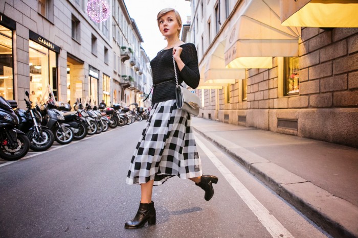 darya kamalova thecablook com fashion blog street style pixie hair cut blonde van cleef arpels event in milan diamonds asos check skirt river island sweater dvf lips flirty bag booties black ootd outfit-70 копия