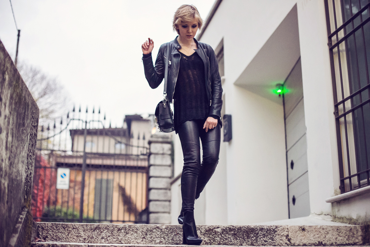 darya kamalova thecablook fashion blog street style pixie hair cut blonde alpinestars giveaway omaggio proenza schouler ps11 bag baldinini leather biker jacket zara booties gogo philip and other stories tiny rings total black smoky eyes ootd outfit-5