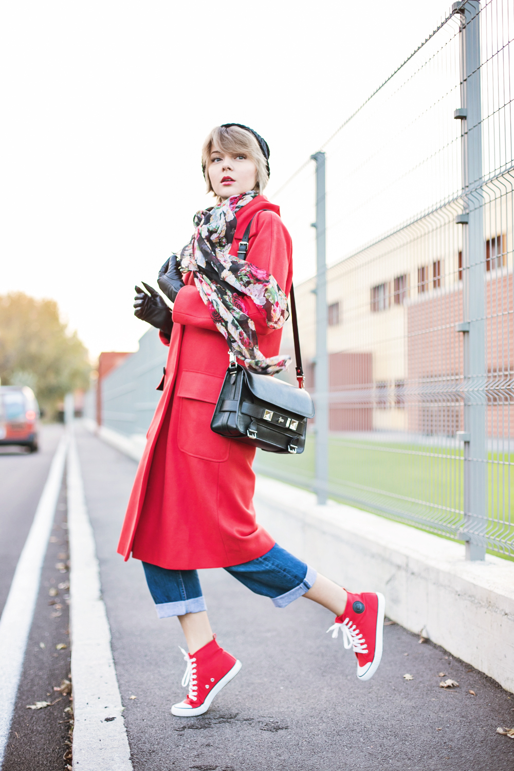 darya kamalova thecablook fashion blog russian blogger italy moda street style pixie short hair fashion blogger asos red long coat boyfriend beanie stunning gloves roses scarf jeand levis proenza schouler ps11 bag cheap monday sneakers-12 копия