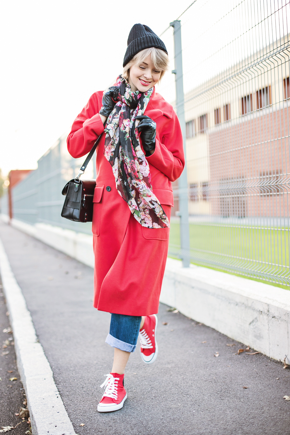darya kamalova thecablook fashion blog russian blogger italy moda street style pixie short hair fashion blogger asos red long coat boyfriend beanie stunning gloves roses scarf jeand levis proenza schouler ps11 bag cheap monday sneakers-17 копия