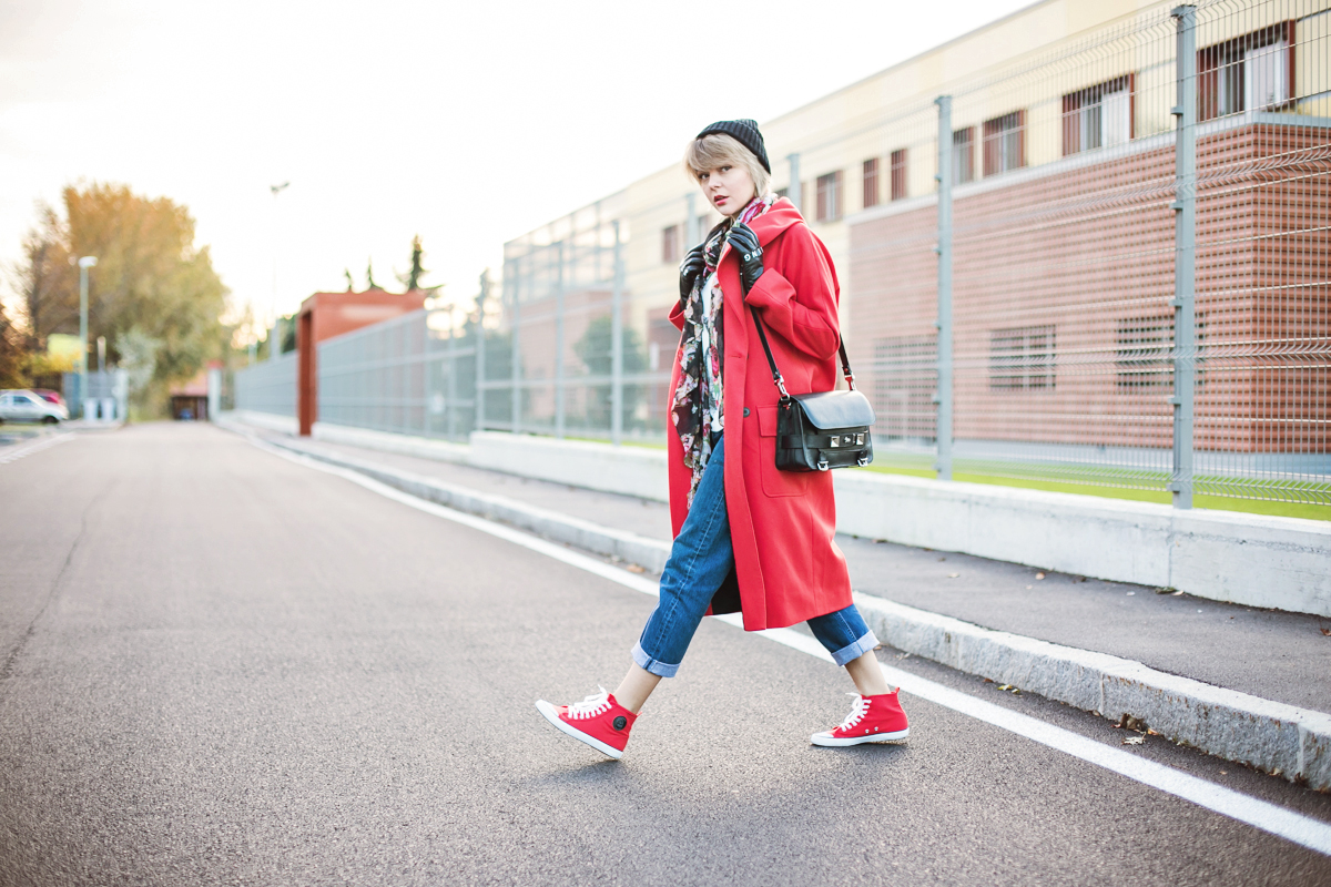 darya kamalova thecablook fashion blog russian blogger italy moda street style pixie short hair fashion blogger asos red long coat boyfriend beanie stunning gloves roses scarf jeand levis proenza schouler ps11 bag cheap monday sneakers-35 копия