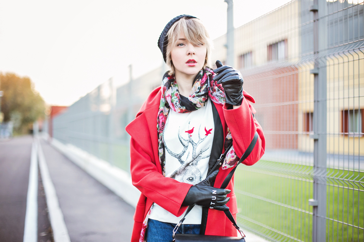 darya kamalova thecablook fashion blog russian blogger italy moda street style pixie short hair fashion blogger asos red long coat boyfriend beanie stunning gloves roses scarf jeand levis proenza schouler ps11 bag cheap monday sneakers-44 копия