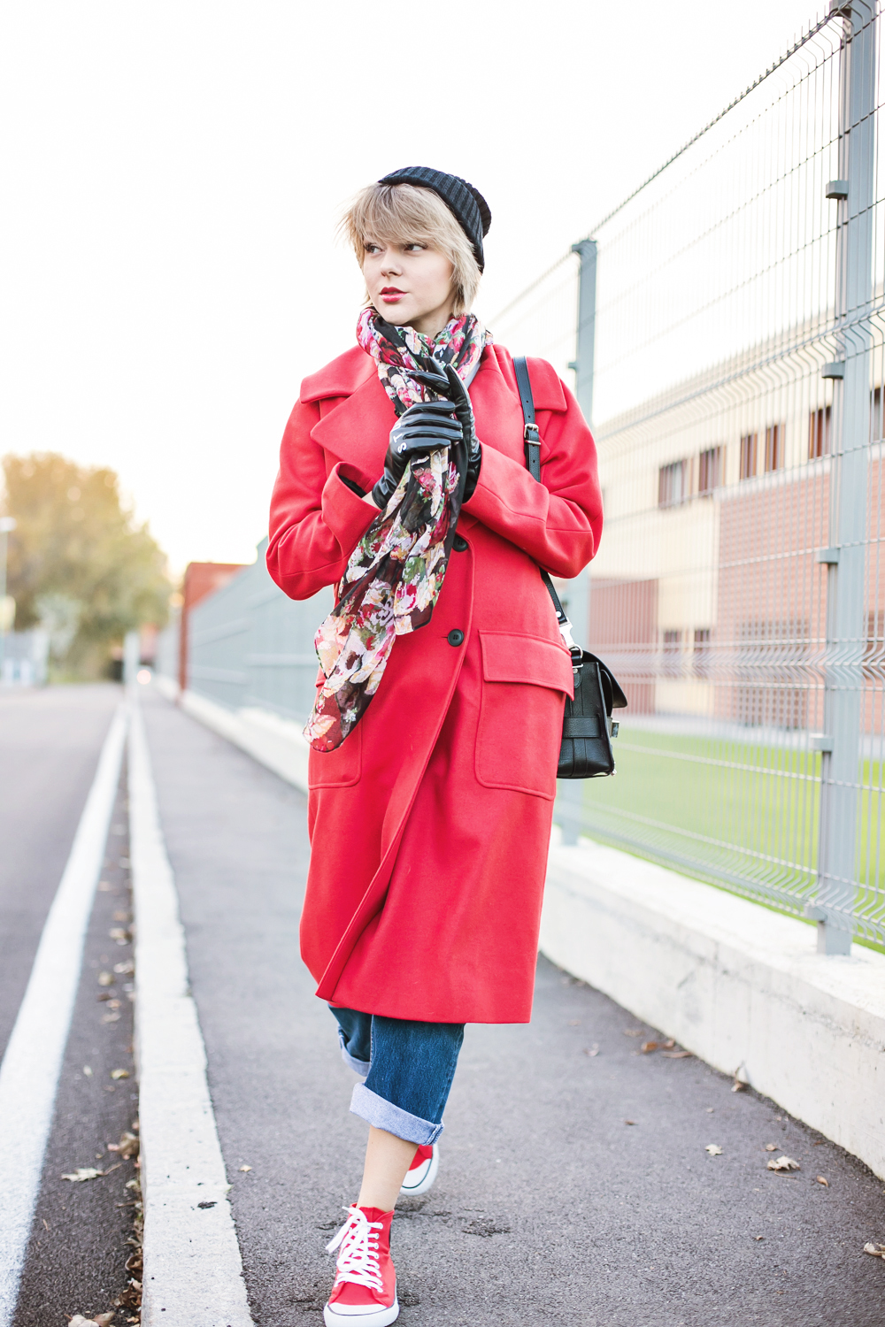 darya kamalova thecablook fashion blog russian blogger italy moda street style pixie short hair fashion blogger asos red long coat boyfriend beanie stunning gloves roses scarf jeand levis proenza schouler ps11 bag cheap monday sneakers-6 копия