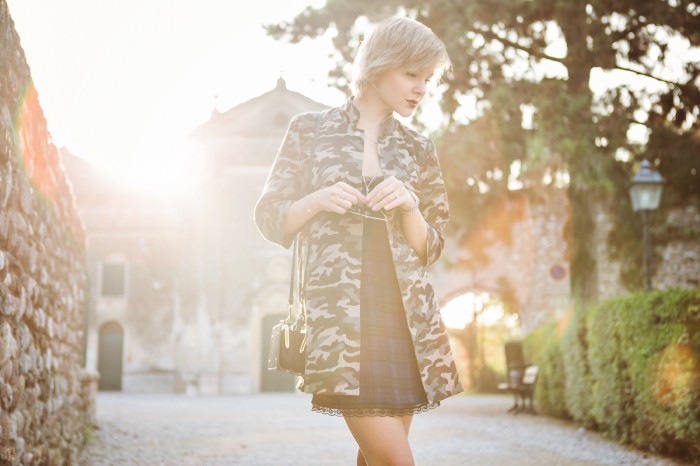 darya kamalova thecablook fashion blog russian blogger italy moda street style pixie short hair fashion blogger zara dress lace choies camo jacket black booties and other stories clutch giant vintage sunglasses-14 копия