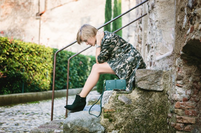 darya kamalova thecablook fashion blog russian blogger italy moda street style pixie short hair fashion blogger zara dress lace choies camo jacket black booties and other stories clutch giant vintage sunglasses-30 копия
