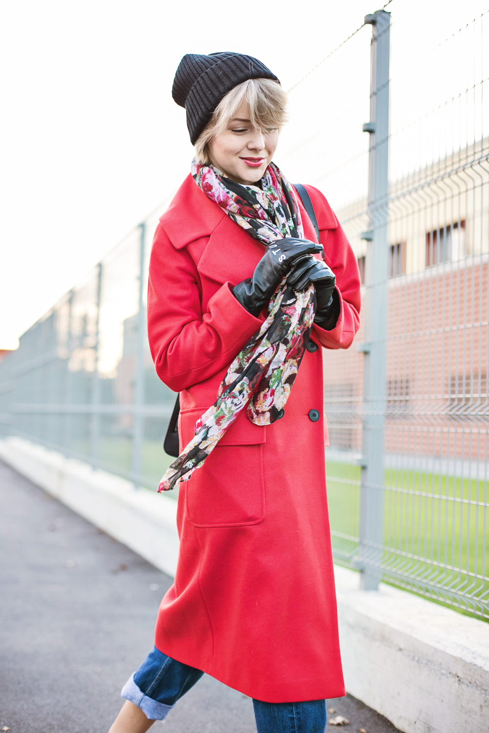 darya kamalova thecablook fashion blog russian blogger italy moda street style pixie short hair fashion blogger asos red long coat boyfriend beanie stunning gloves roses scarf jeand levis proenza schouler ps11 bag cheap monday sneakers-7 копия