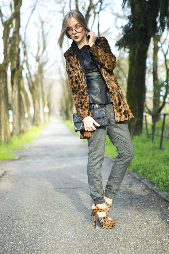 thecablook fashion blog darya kamalova street style vj style leather peplum top peg trousers kandee shoes leopard heels lulus black clutch forever 21 ring spikes giant vintage glasses-20