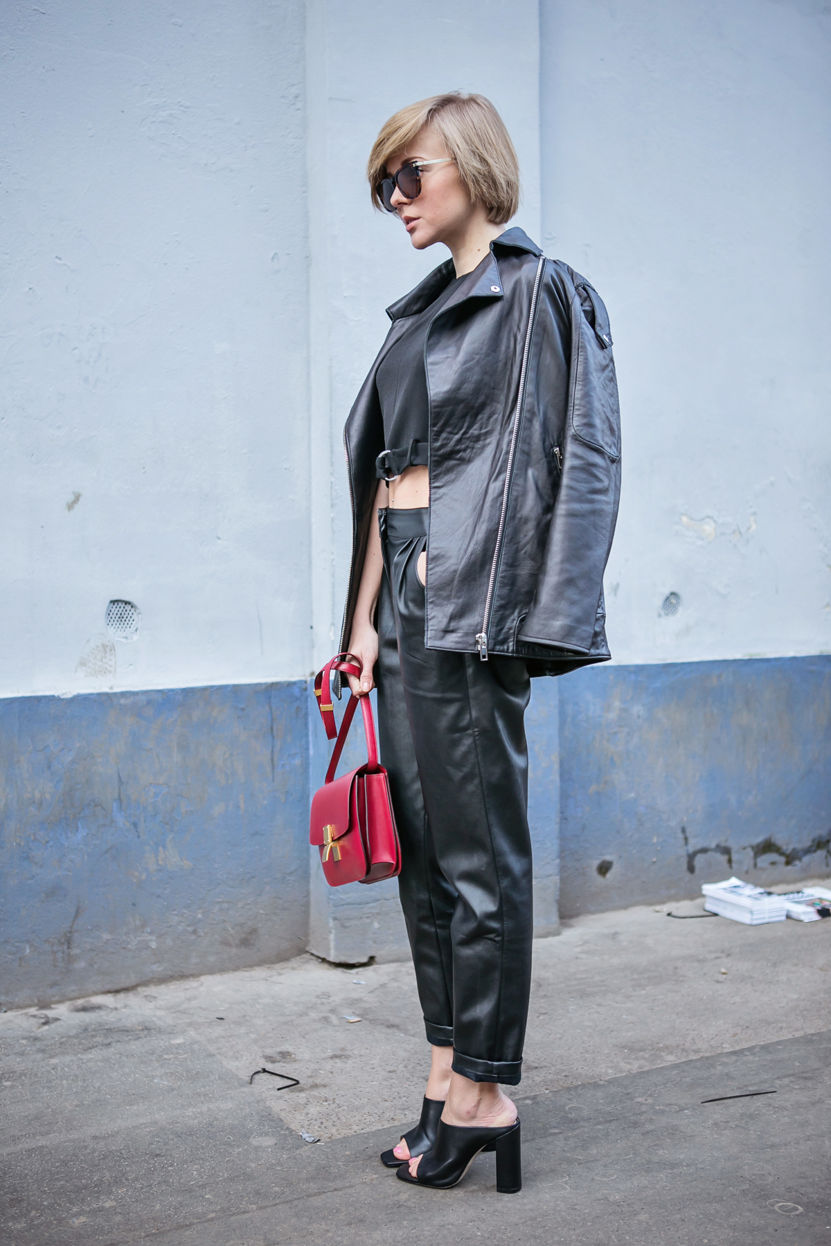 thecablook darya kamalova russian italian blogger street style short blonde hair mfw milan fashion dsquared fashion show celine classic box red leather asos pants zara crop top with belt black mules_-4