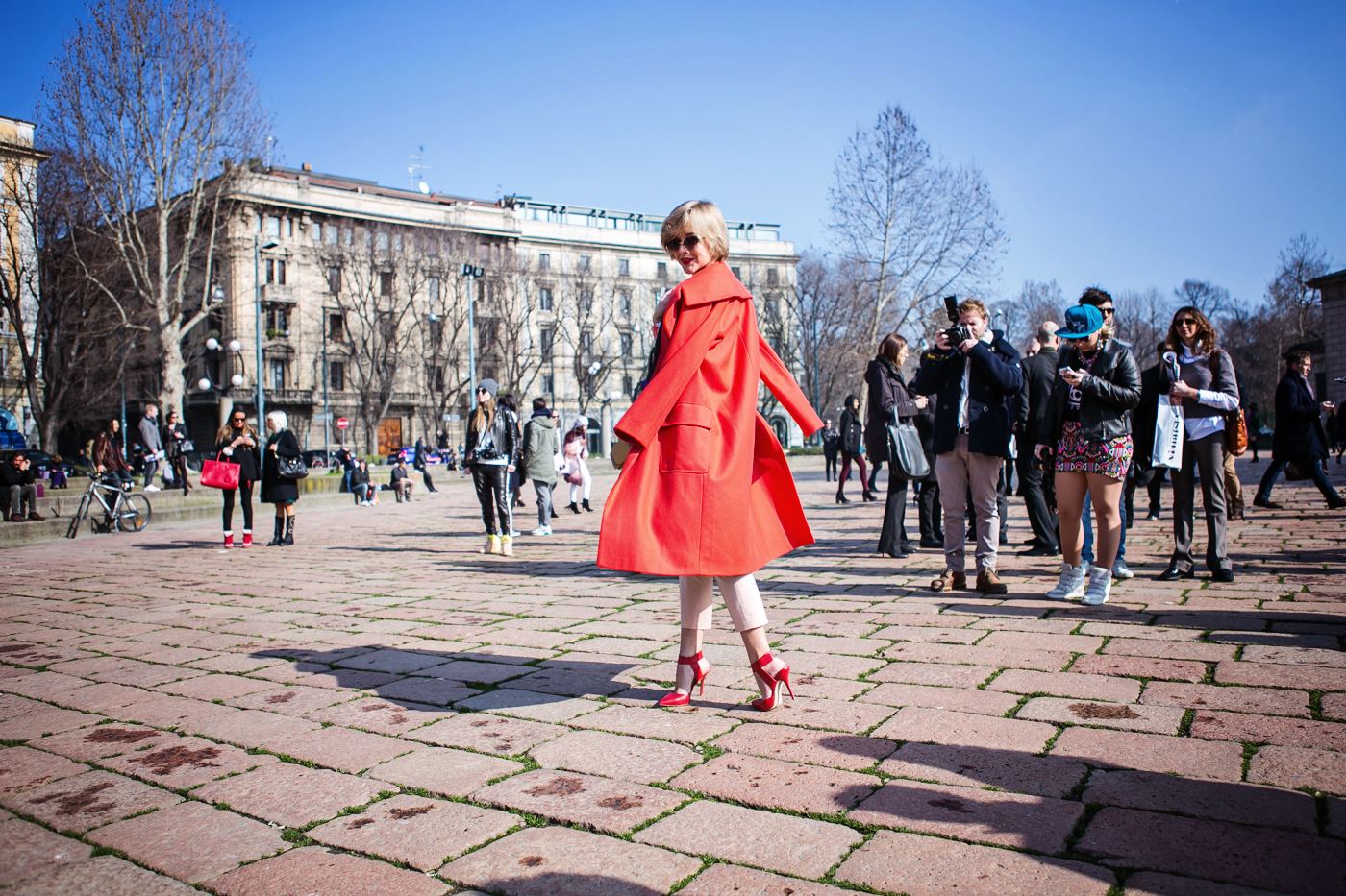 thecablook darya kamalova russian italian fashion blogger blonde short hair pixie cut street style whats inside you by eleonora carisi outfit asos long red coat steven heels shopbop milan fashion week aw14 15 arco della pace just cavalli-3 copy