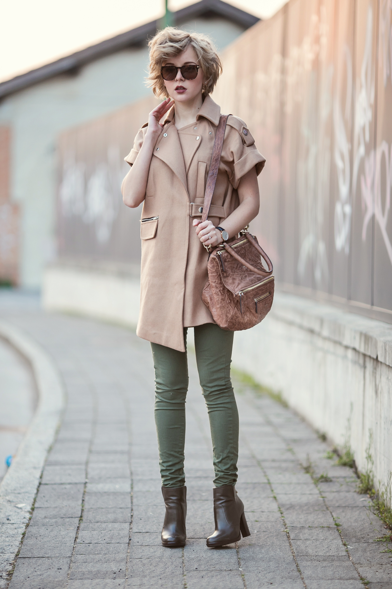 darya kamalova from thecablook com is doing a street style outfit wearing chicwish sleveless coat and givenchy pandora bag with tory burch booties ans asos green skinny pants on the sunset-2 copy