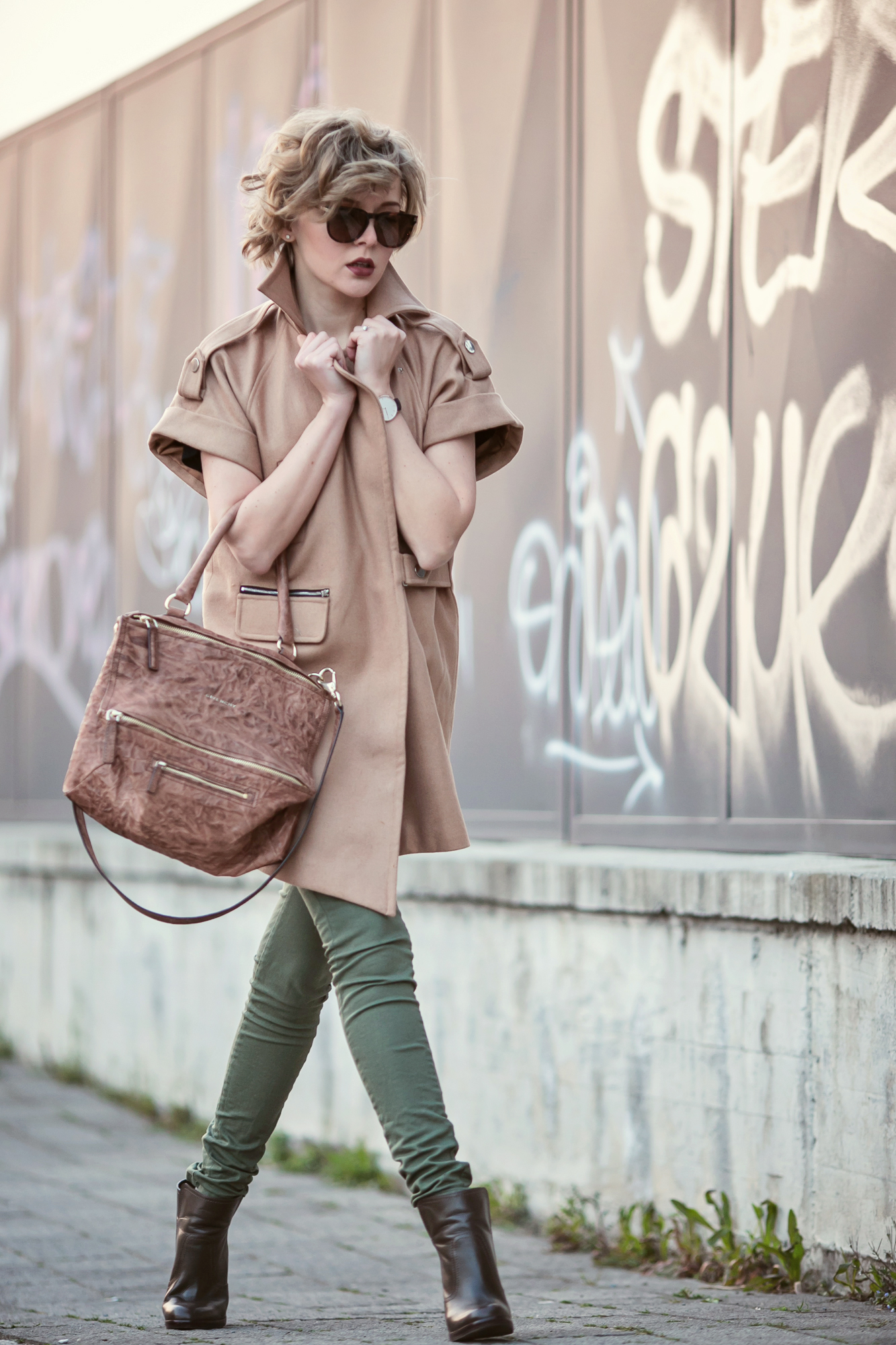 darya kamalova from thecablook com is doing a street style outfit wearing chicwish sleveless coat and givenchy pandora bag with tory burch booties ans asos green skinny pants on the sunset-22 copy