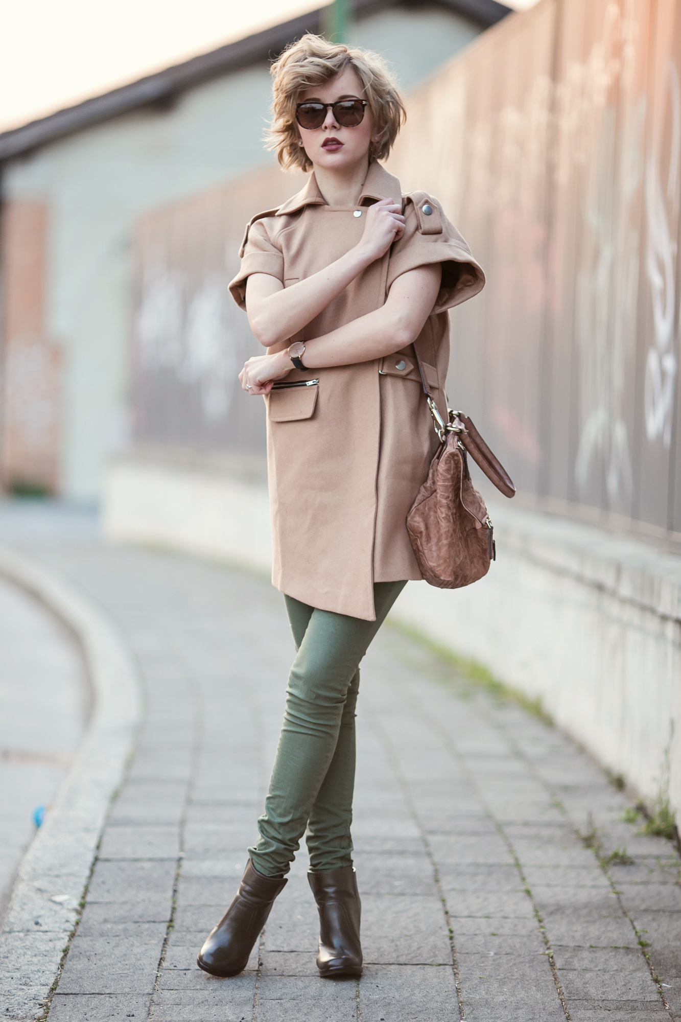 darya kamalova from thecablook com is doing a street style outfit wearing chicwish sleveless coat and givenchy pandora bag with tory burch booties ans asos green skinny pants on the sunset-3 copy