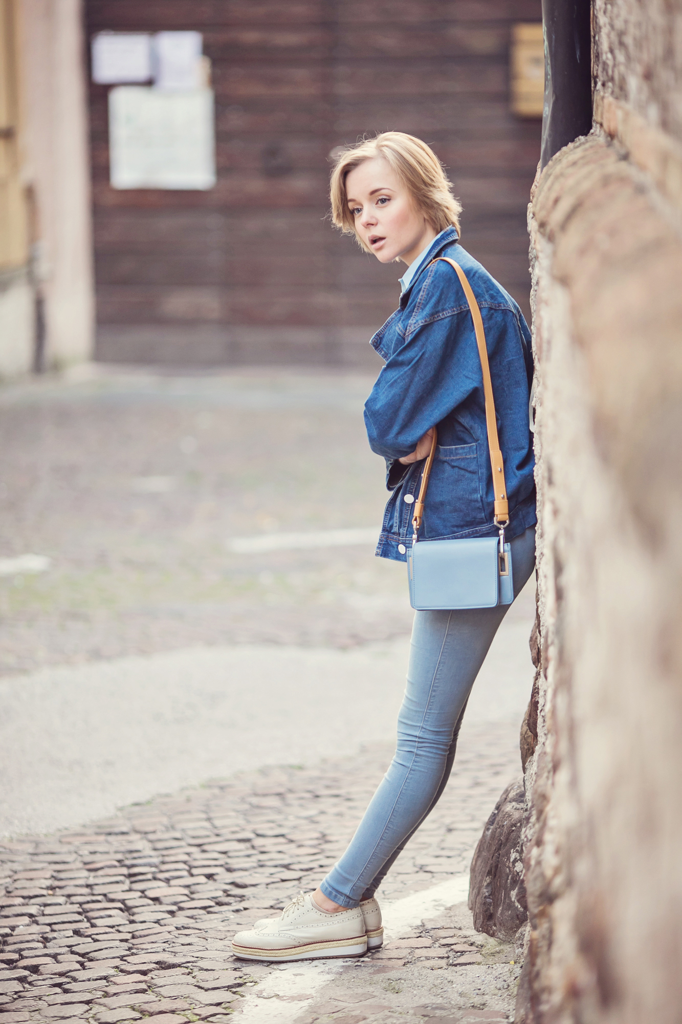 darya kamalova from thecablook com on the vintage flea market in lonato in italy wearing and other stories bag, dr.denim jeans and pollini flatform brogues-27