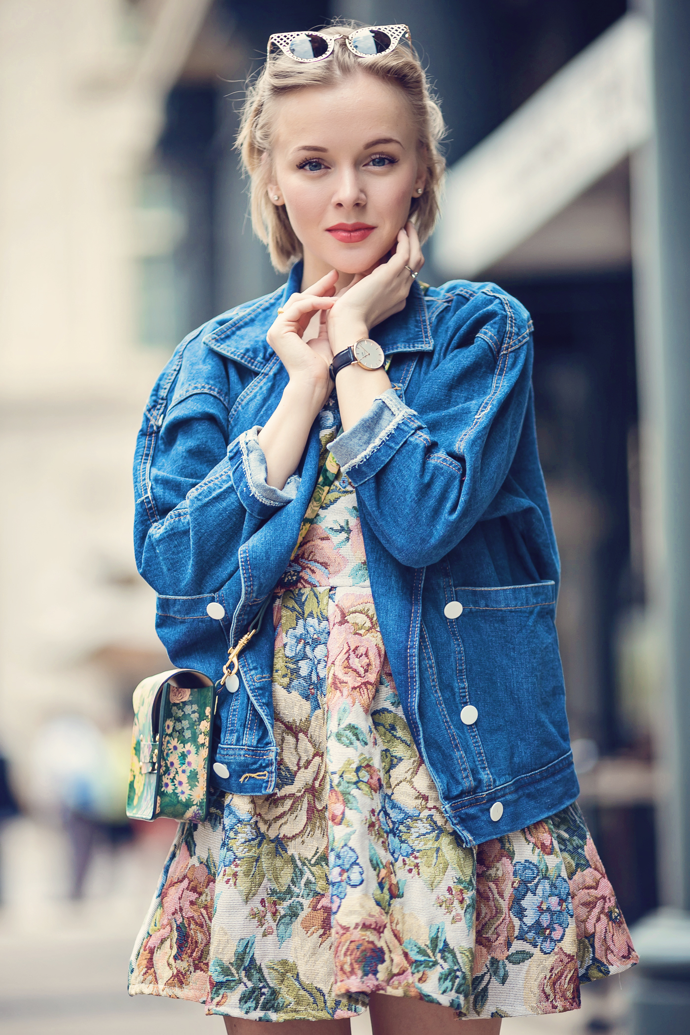 darya kamalova a fashion blogger from thecablook is wearing chicwish dress with denim boyfriend jacket and gold espadrilles with sophie hulme flower bag-42 copy